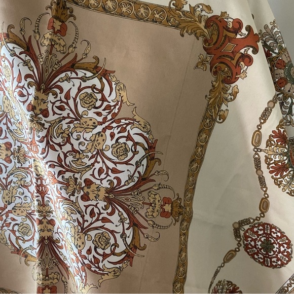 The Rack women square beige floral vintage head scarf. Used condition. - Picture 7 of 12